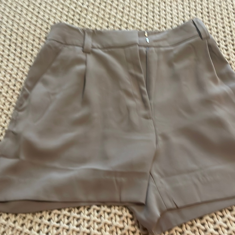 Size4 100% polyester, ivory color shorts from H&M in good condition